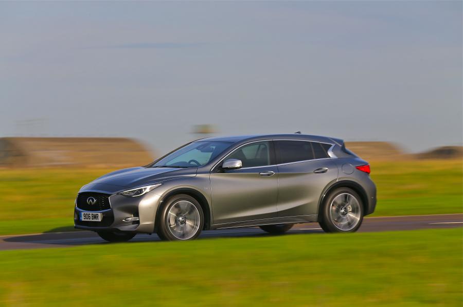  Infiniti Q30S 2.2d AWD 2016 года  (UK) (фото 11 из 25)